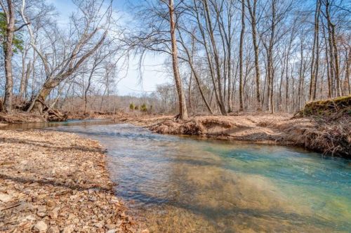 6041 Roan Creek Rd, Lobelville, TN 37097-4412
