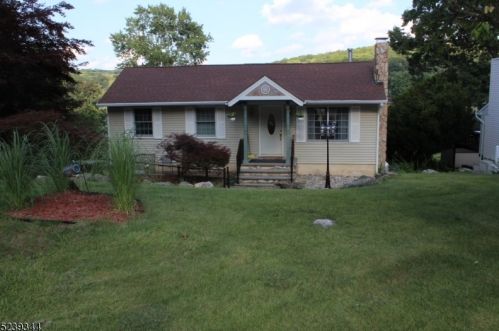 131 Seneca Lake Rd, Sparta, NJ 07871-2843