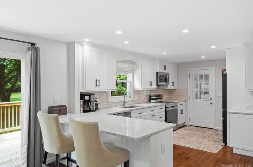 9 Lamplight Dr, Kensington CT  06037-1805 exterior