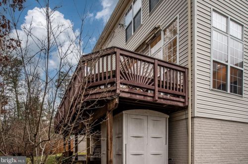 7226 Lyndam Hill Cir, Lorton VA  22079-4509 exterior