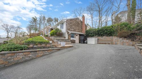 26 Greenlawn Rd, Scotts Beach, NY 11789-1816