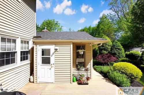 18 Hamilton Dr, East Brunswick NJ  08816-2709 exterior