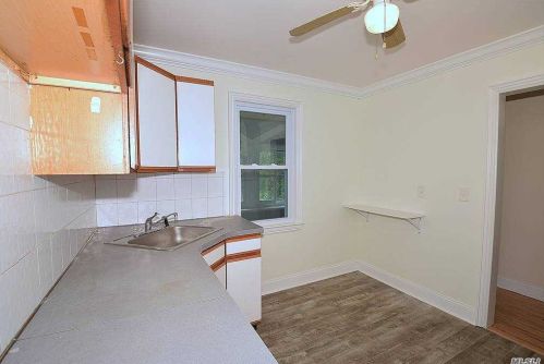 49 Gladys St, North Lindenhurst NY  11757-1202 exterior