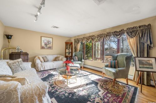 33 Lorijean Ln, Elwood NY  11731-4118 exterior