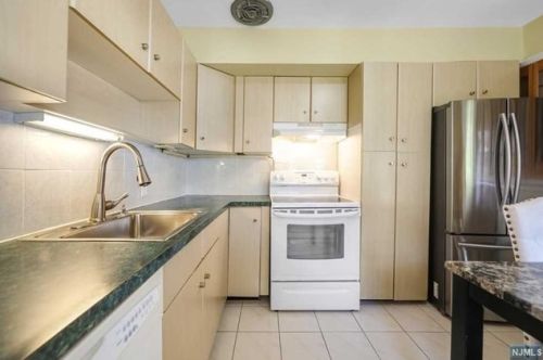 335 Charles St, N Milford NJ  07646-1801 exterior