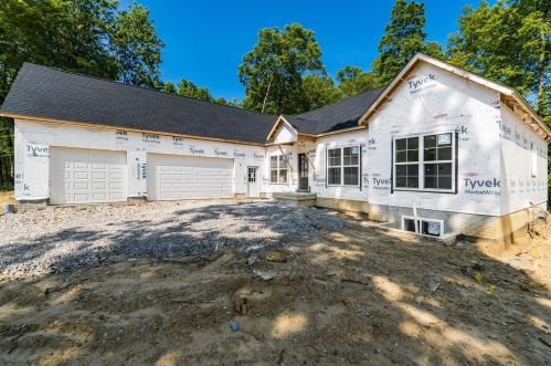 200 Challedon Cir, Pataskala, OH 43062-9184