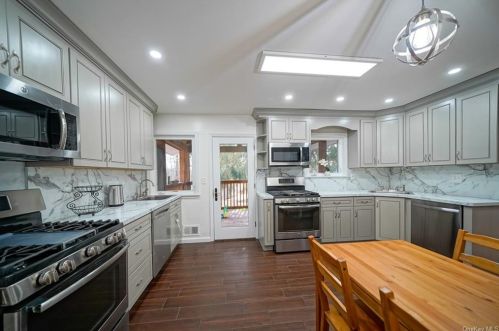 7 Daisy Ct, Airmont, NY 10901-7705