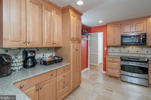 16 Vanderveer Dr, Lawrence Township NJ  08648-3151 exterior