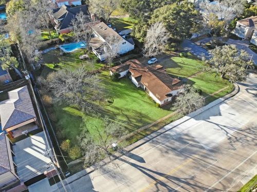 5301 Braeburn Dr, Bellaire, TX 77401-4801