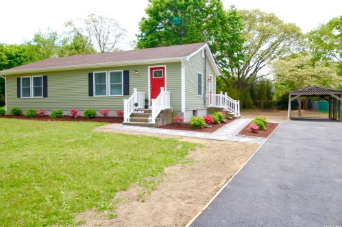 70 Gates Ave, Central Islip NY  11722-1809 exterior