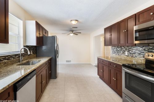 211 Oak Ln, Fort Pierce, FL 34952-1342
