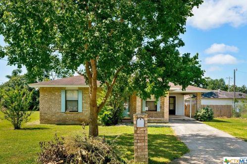 767 Mitchell Ave, Seguin TX  78155-6321 exterior