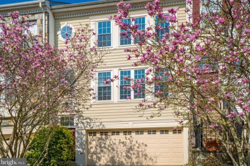 2132 Capstone Cir, Herndon, VA 20170-4099