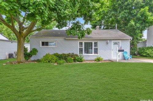 21 Ginny Ln, Bethpage, NY 11714-5905
