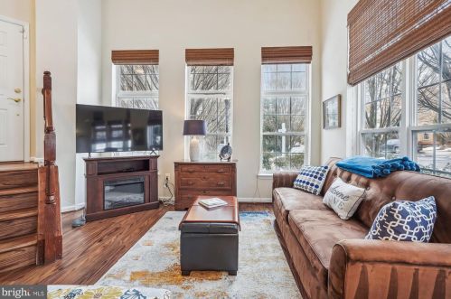 7204 Little Thames Dr, Gainesville VA  20155-4021 exterior