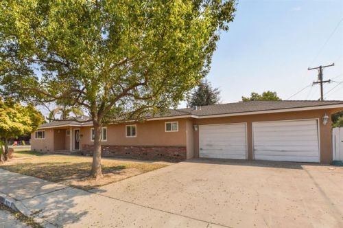 520 3rd St, Parlier, CA 93648-2027