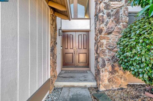 701 Begonia Dr, San Leandro CA  94578-3804 exterior