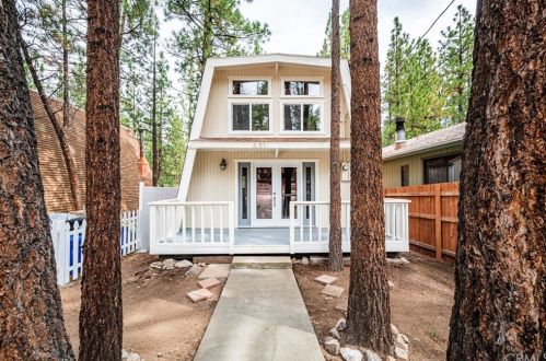 631 Sugarloaf Blvd, Big Bear City, CA 92314-9346