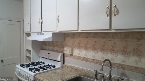 1303 Browning St, Camden, NJ 08104-2011