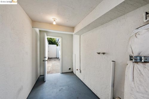 319 Foothill Blvd, Oakland CA  94606-2322 exterior