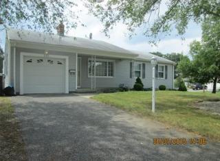 135 Walnut Hill Rd, Woonsocket, RI 02895-2621