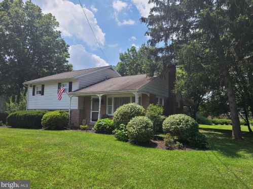 1464 Virmay Dr, Gilbertsville, PA 19525-9557