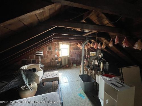 208 Park Dr, Woodbridge NJ  07095-2002 exterior