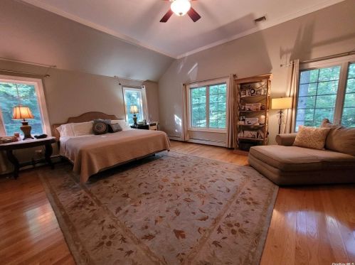 48 Birch Hill Rd, Mount Sinai NY  11766-1904 exterior