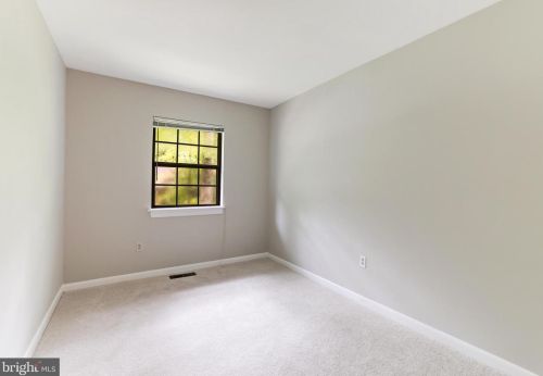 2053 Headlands Cir, Herndon VA  20191-3642 exterior