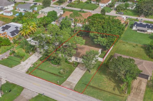699 Lakehurst Dr, Fort Pierce, FL 34983-2466