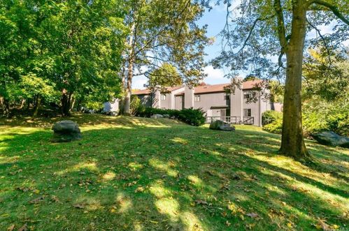 142 Stone Oaks Dr, Hartsdale, NY 10530-1160