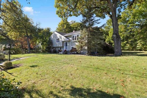 120 Oak Ridge Rd, Pleasantville, NY 10570-1310
