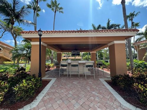 1160 Wildwood Lakes Blvd, Naples FL  34104-7474 exterior