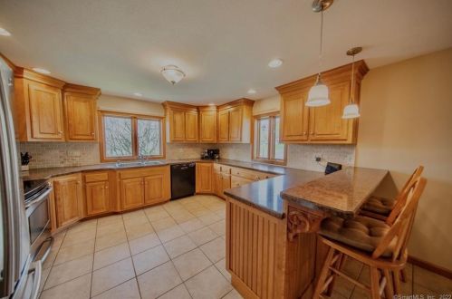 7 Edgewood Dr, Middletown CT 06457-3508 exterior