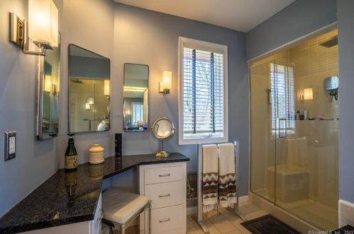 9 Stuart Dr, Bloomfield CT 06002-1524 exterior