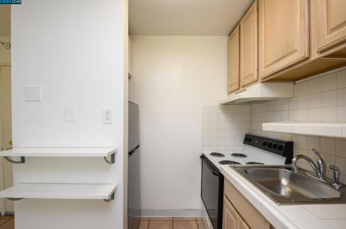 7 Commodore Dr, Oakland, CA 94608-1612