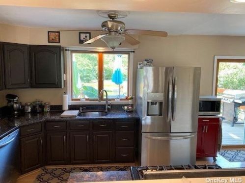 106 Kramer Dr, North Lindenhurst, NY 11757-5406