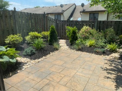 8 Plum Ct, Flemington NJ  08822-3007 exterior