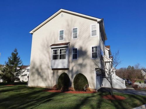73 Woodlake Dr, Middletown, NY 10940-4274