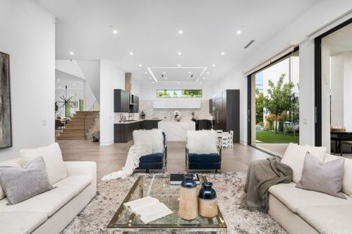 18067 Calvert St, Van Nuys CA 91316-1216 exterior