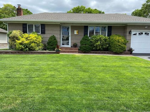 410 Erie St, Holbrook, NY 11741-2927