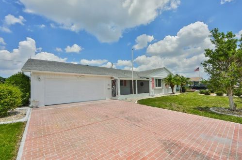 821 Fox Hills Dr, Ruskin, FL 33573-5128