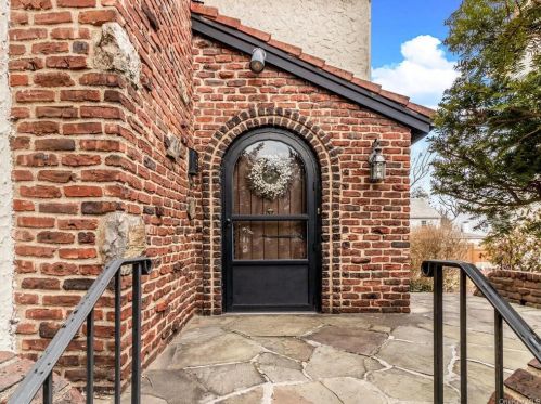 427 Fulton Ave, Mount Vernon, NY 10553-1717