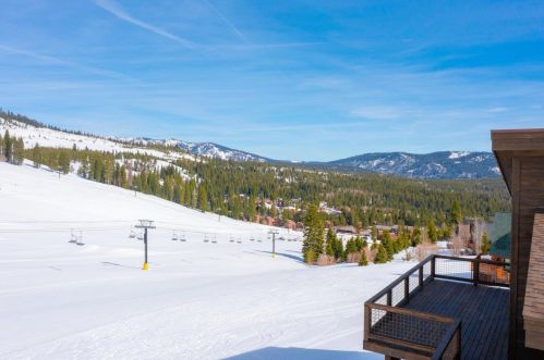 13701 Ski Slope Way, Truckee CA  96161-6605 exterior