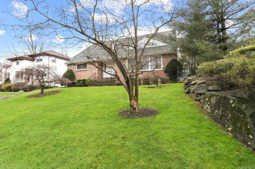 8 Saxon Woods Pk Dr, White Plains, NY 10605-4817