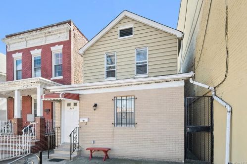 828 Rhinelander Ave, Bronx, NY 10462-3249