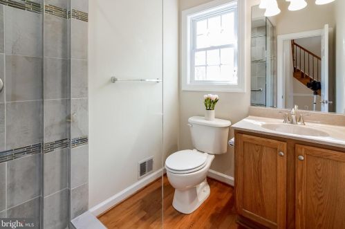 7337 Hooes Rd, Springfield VA 22152-3704 exterior