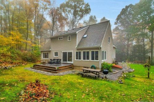 65 Arrowhead Dr, New Hartford, CT 06057-4102