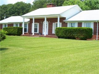 343 Peterson Ln, Clarksville, TN 37040-6721