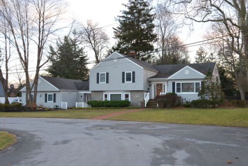 26 Suellen Rd, Islip Manor, NY 11751-4109